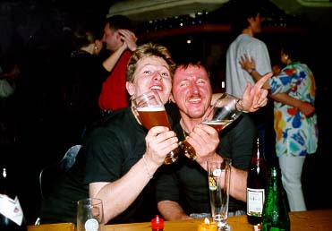 2010_03.jpg - Joe und Paul beim Bier probieren beim Schiwochenende auf der Lazidalm im Schigebiet von Serfaus das kühle Bier